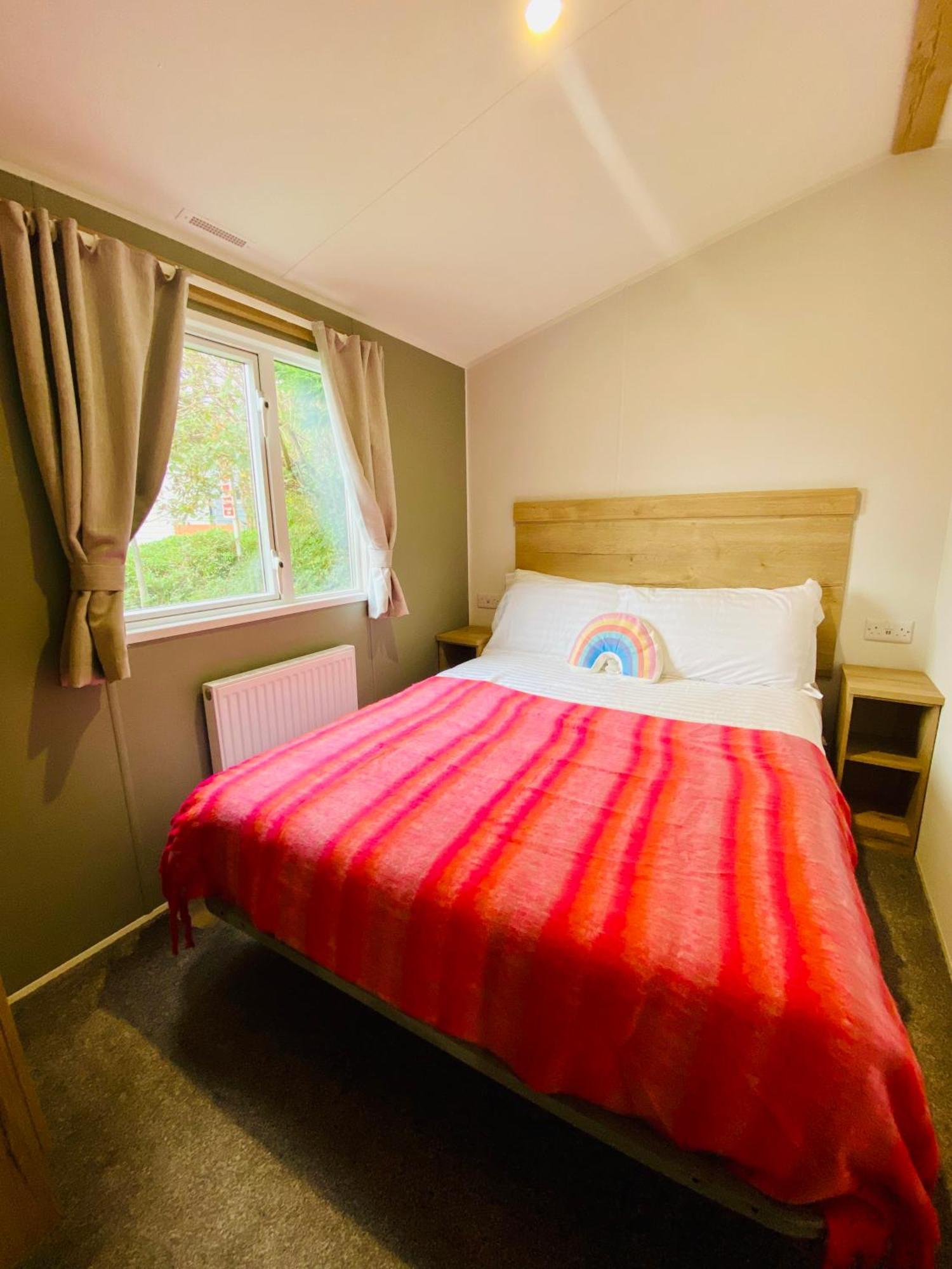 3 Bedroom Delightful Caravan With Outside Space, Parking, In Newquay Newquay (Cornwall)