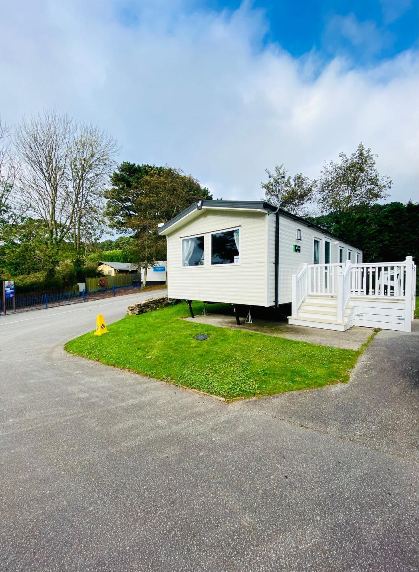 3 Bedroom Delightful Caravan With Outside Space, Parking, In Newquay Holiday home