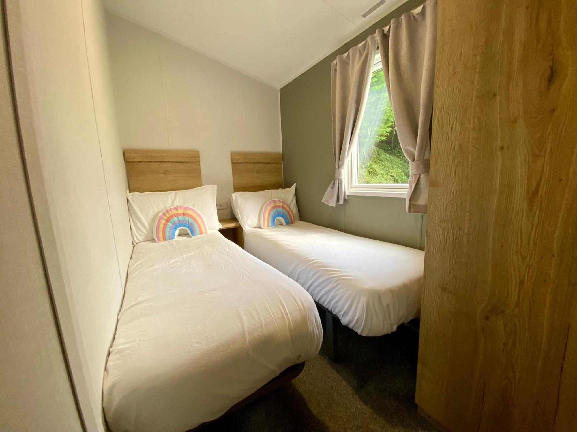 3 Bedroom Delightful Caravan With Outside Space, Parking, In Newquay *